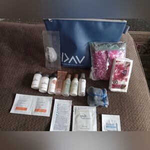 New Travel Bag w/Assorted Toiletries&Personal Care Products Aveda,Biore&more💐👝